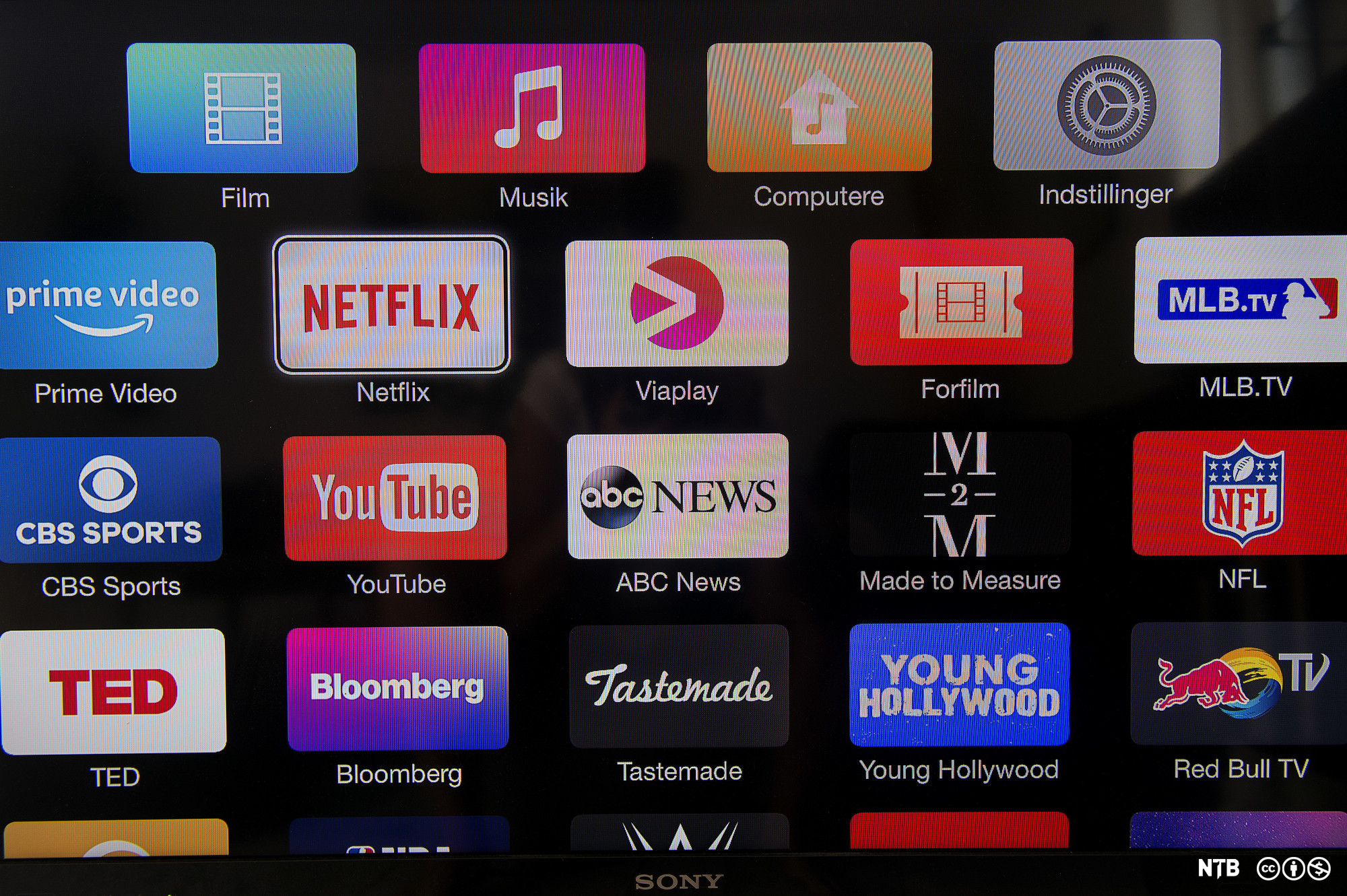På en TV-skjerm ser vi appikoner for blant annet Netflix, Viaplay og YouTube. Foto.