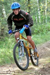 Syklist i skogen. Foto.