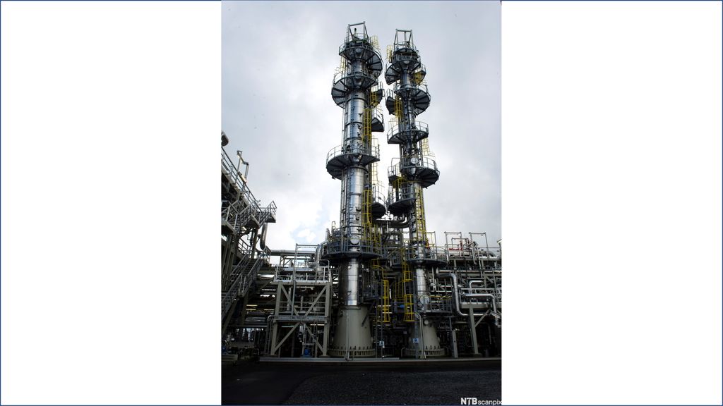 To smale tårn med stiger og inspeksjonsplattformer. Foto.