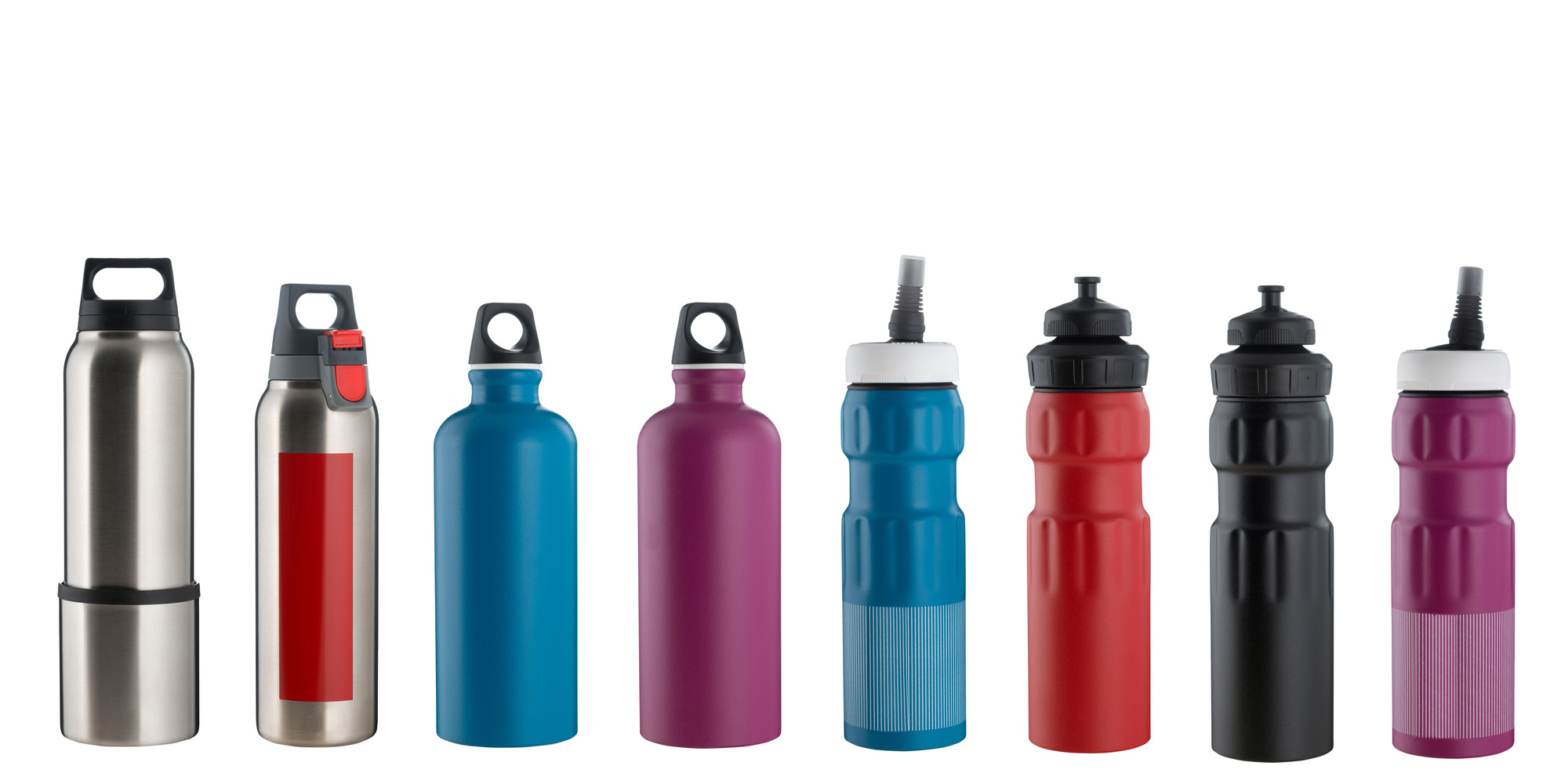 Mange drikkeflasker på rekke. Foto.