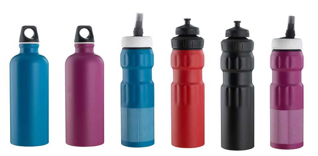 Mange drikkeflasker på rekkje. Foto.