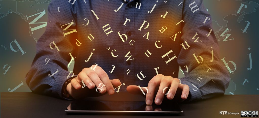 Ein ung mann skriv på eit nettbrett mens bokstavar svevar i lufta rundt han. Foto med grafikk.