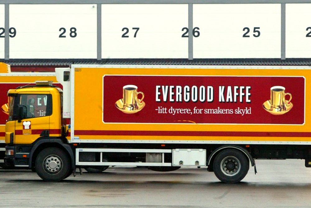 Lastebil. Hele lasterommet er dekket av en reklameplakat for Evergood kaffe. Foto.