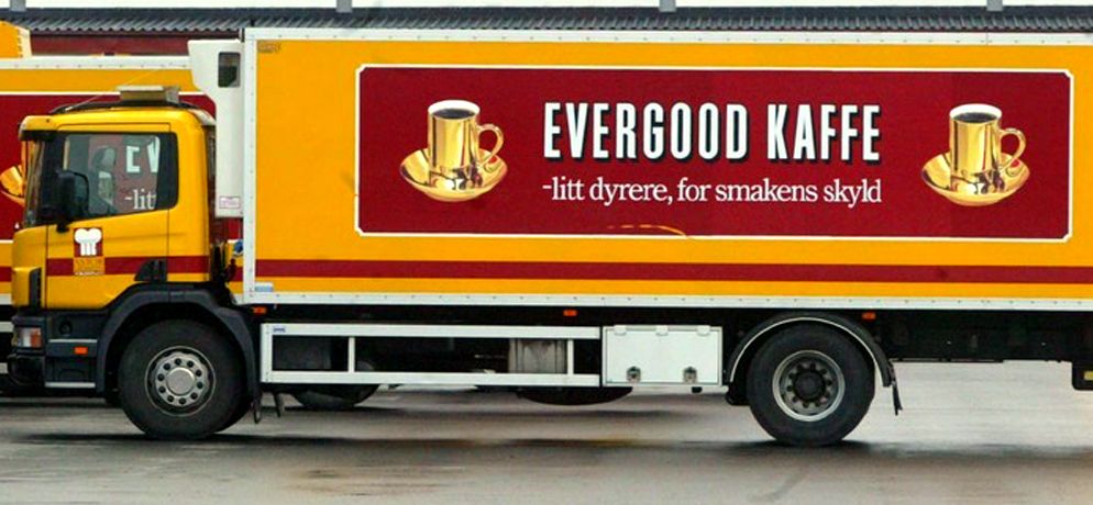 Lastebil. Hele lasterommet er dekket av en reklameplakat for Evergood kaffe. Foto.