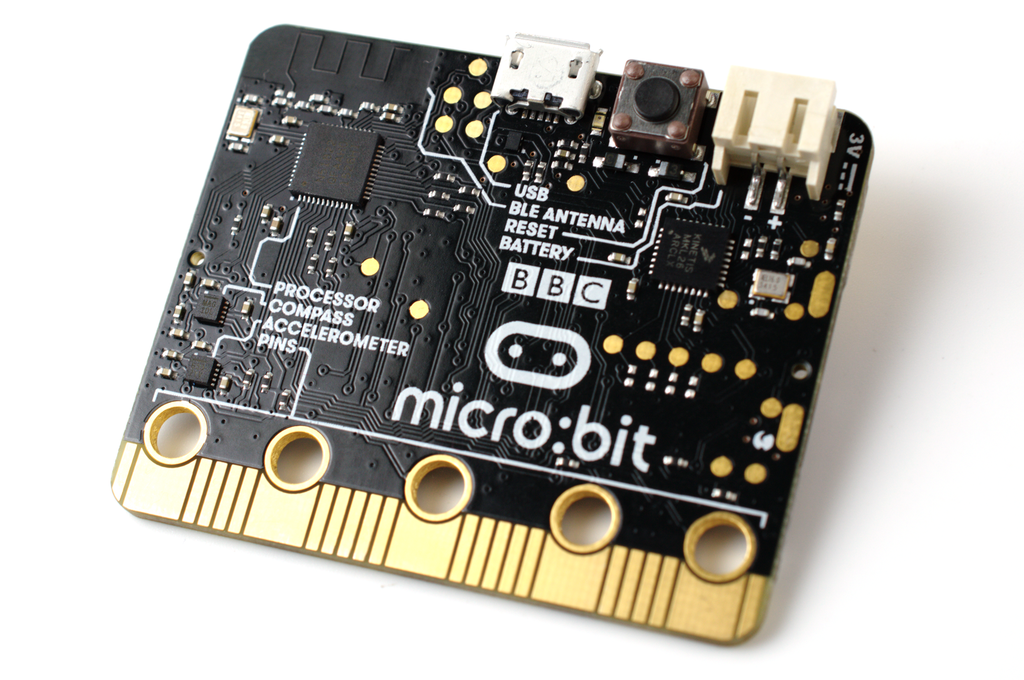 Mikrokontroller fra micro:bit. Ei lita, firkanta plate med ulike påmonterte komponenter: prosessor, kompass, akselerometer, USB-port, Blootooth, batteri , reset-knapp og fem pinner. Foto.
