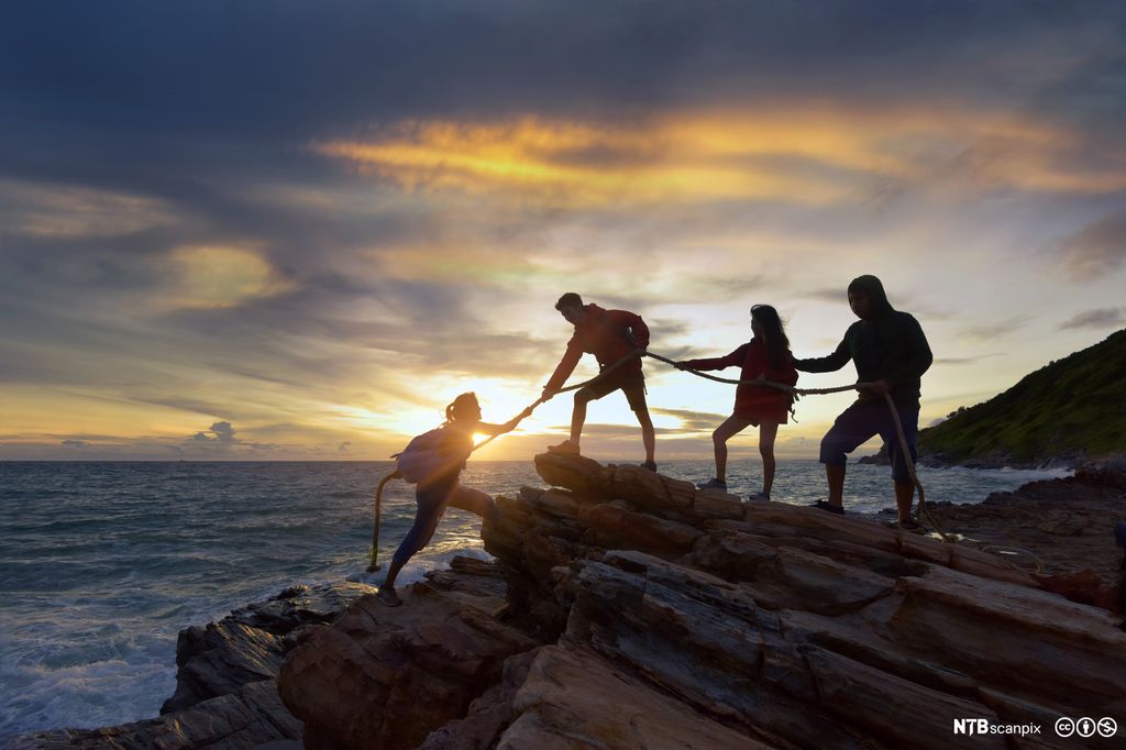 Fjellklatrarar i silhuett. Foto.