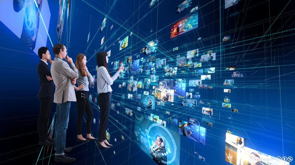 Gruppe av menneske som ser granskande på ulike bilete i eit futuristisk grensesnitt. Illustrasjon.