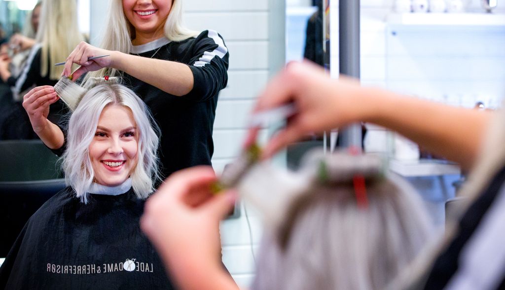 Krølling av hår på en kvinne hos en frisør. Foto.