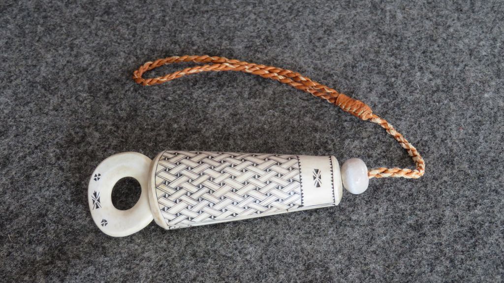 Nålhus laget i reinsdyrhorn og dekorert med sør-samisk ornamentikk. Foto.