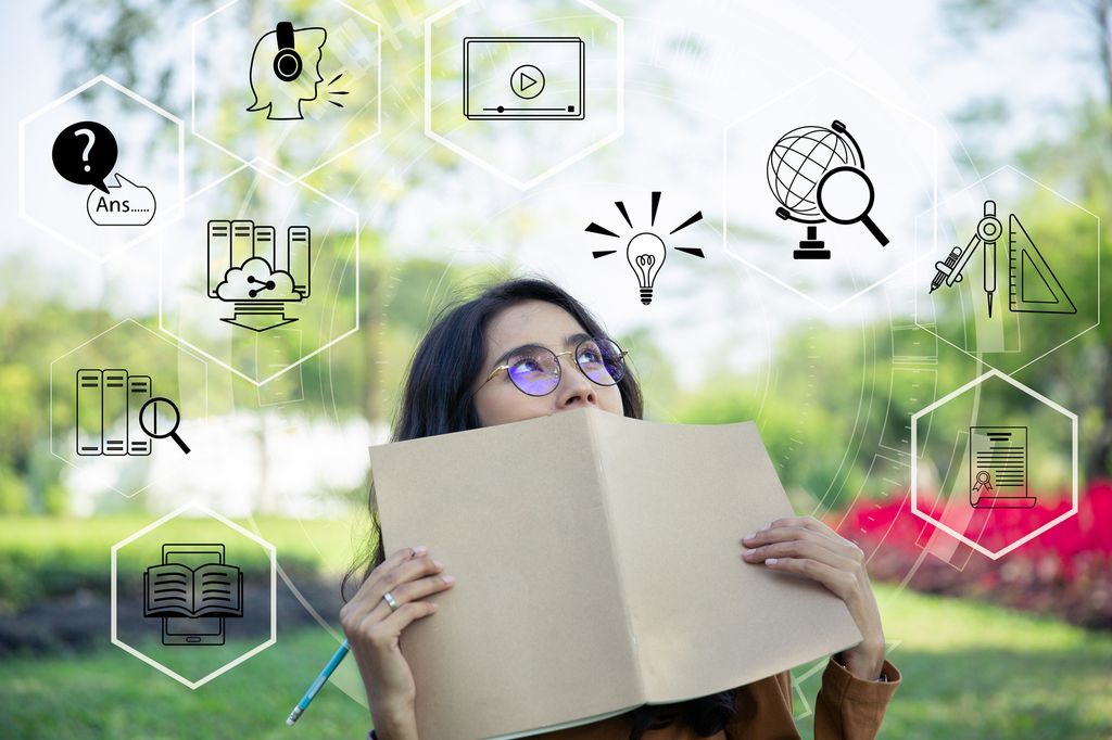 Ung kvinne med briller som holder en bok over munnen. Hun kikker opp på grafiske ikoner i svart-hvitt som svever rundt henne, som for eksempel en globus og en lupe, en passer og linjal, permer i en hylle, et nettbrett og lignende. Illustrasjon.