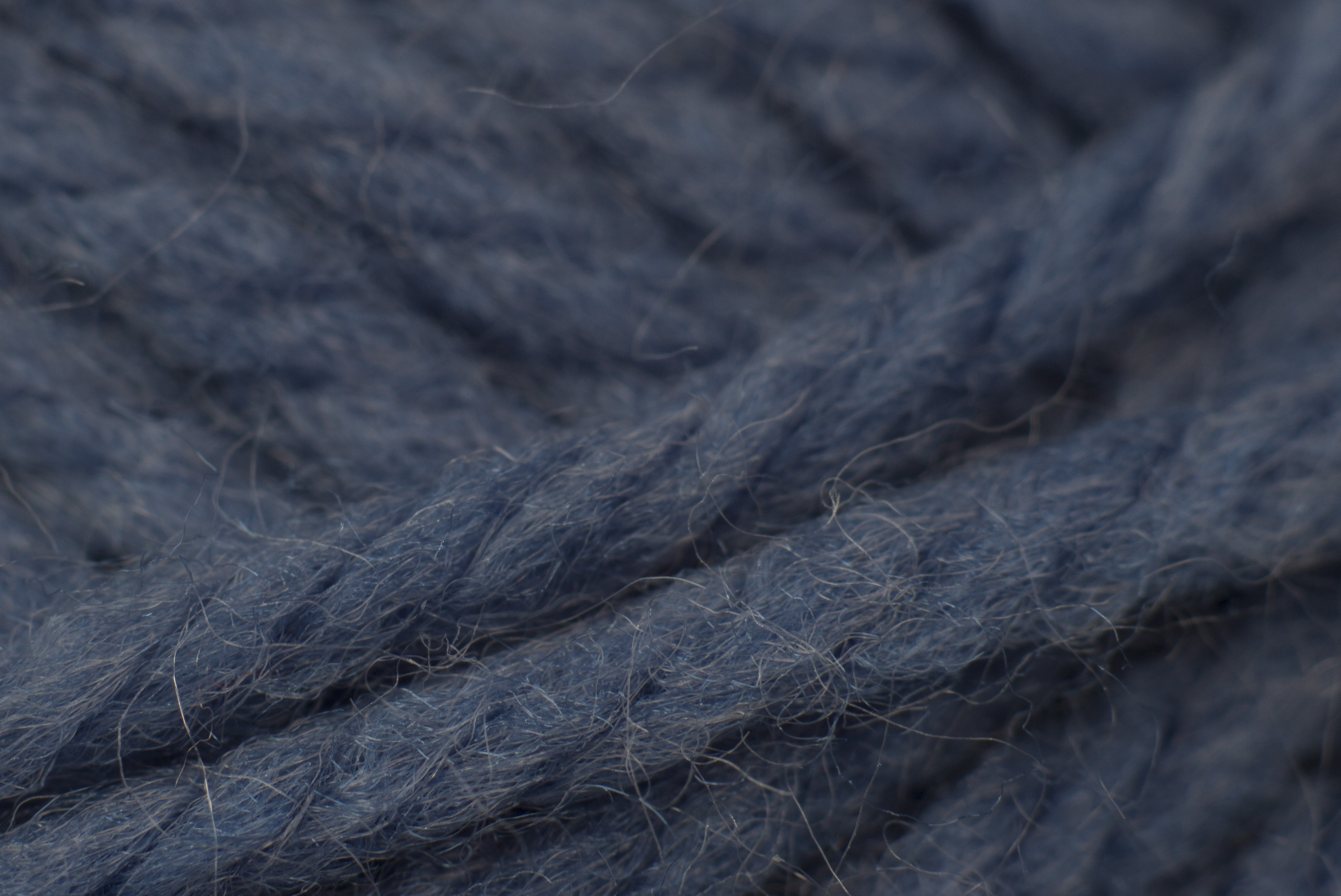 Nærbilde av syntetisk garn i blått. Foto.