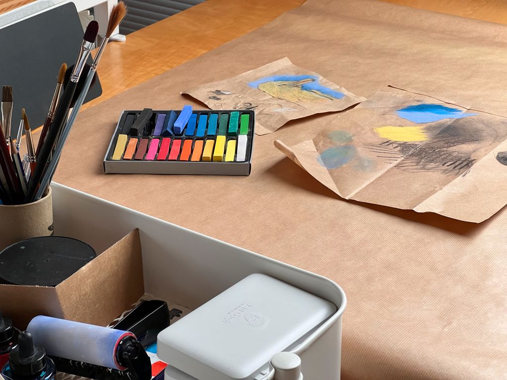 Arbeidsbord med tegnesaker. Foto.