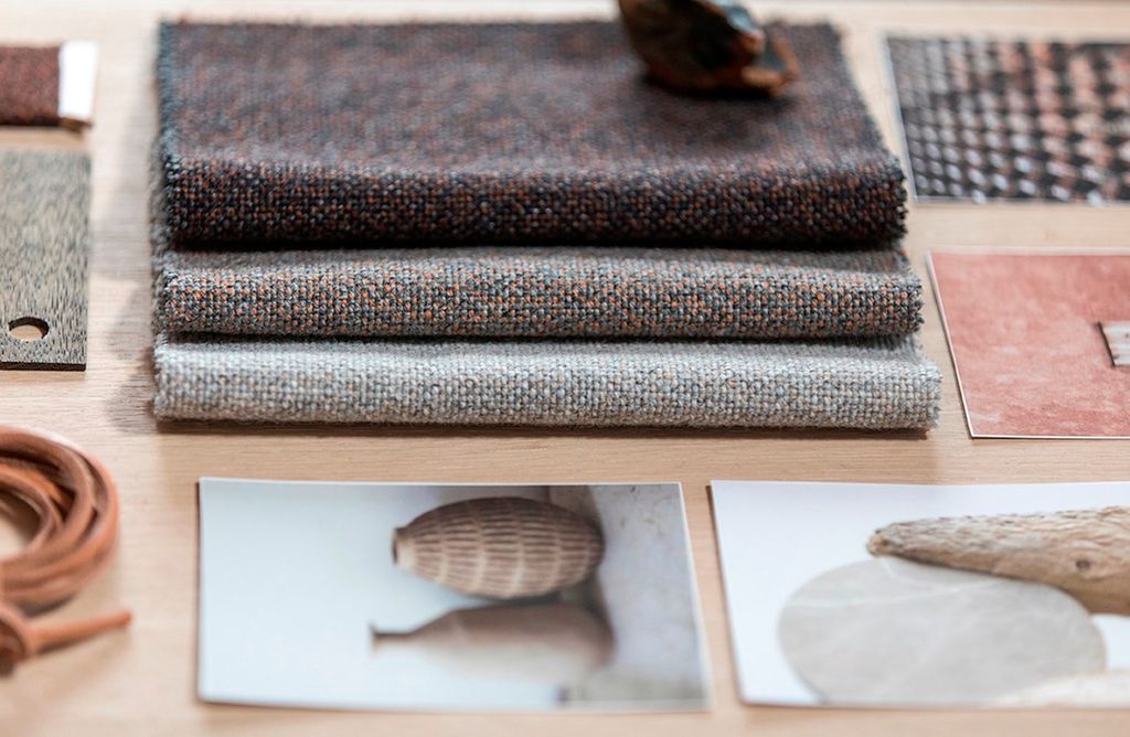Materialprøver i ull sammen med inspirasjonsbilder. Foto.