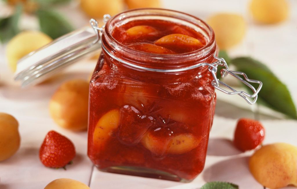 Jordbær- og aprikossyltetøy i ei krukke. Foto.