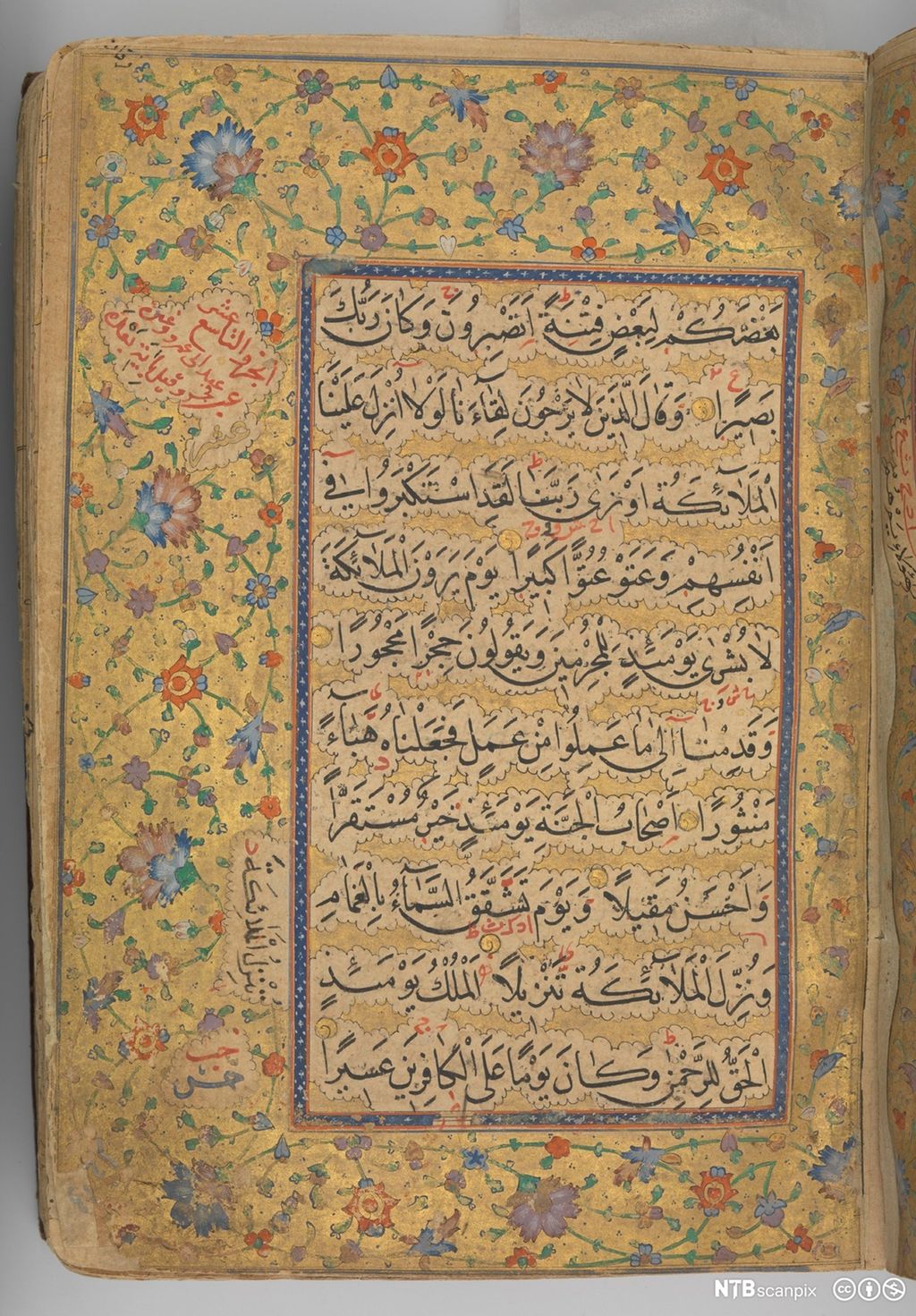 Side fra et rikt dekorert manuskript med arabisk tekst og blomsterornamenter. Foto.