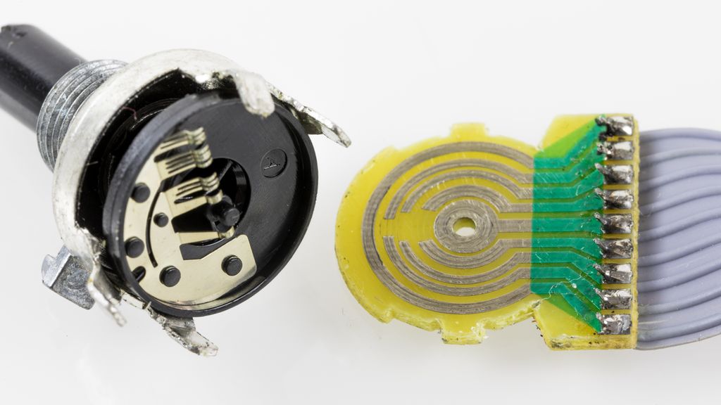 Et potensiometer der selve motstandsreguleringa er demontert. Sirkulære strømbaner og faste kontaktpunkter vises. Foto.