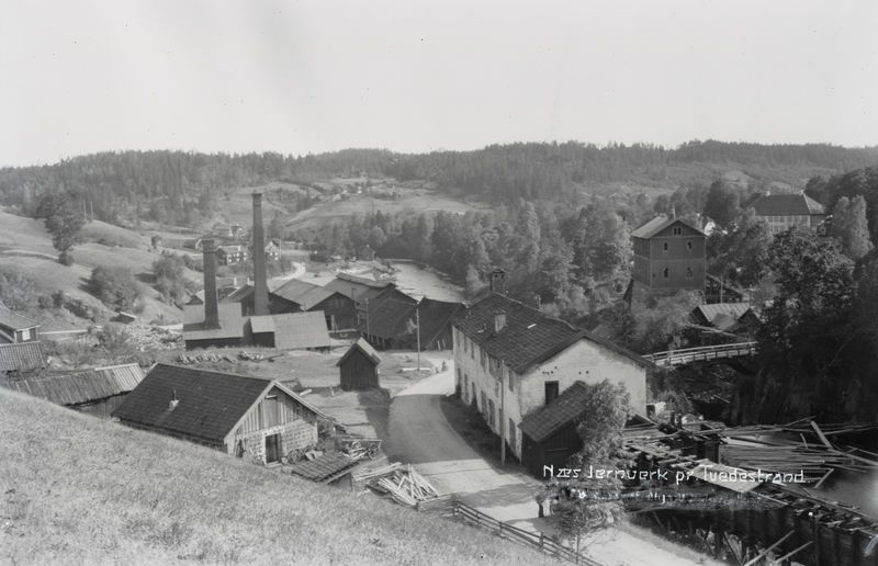 Oversikt over bygningene ved et jernverk.. Foto.