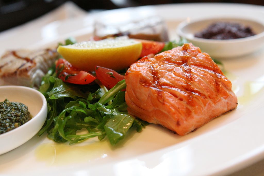 Grillet rød fisk med tilbehør. Foto.