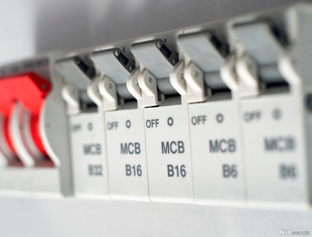  Rekke med automatsikringer. Foto