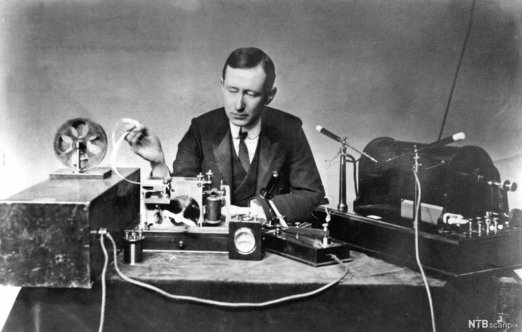 Guglielmo Marconi sitter bak en telegraf. Foto.