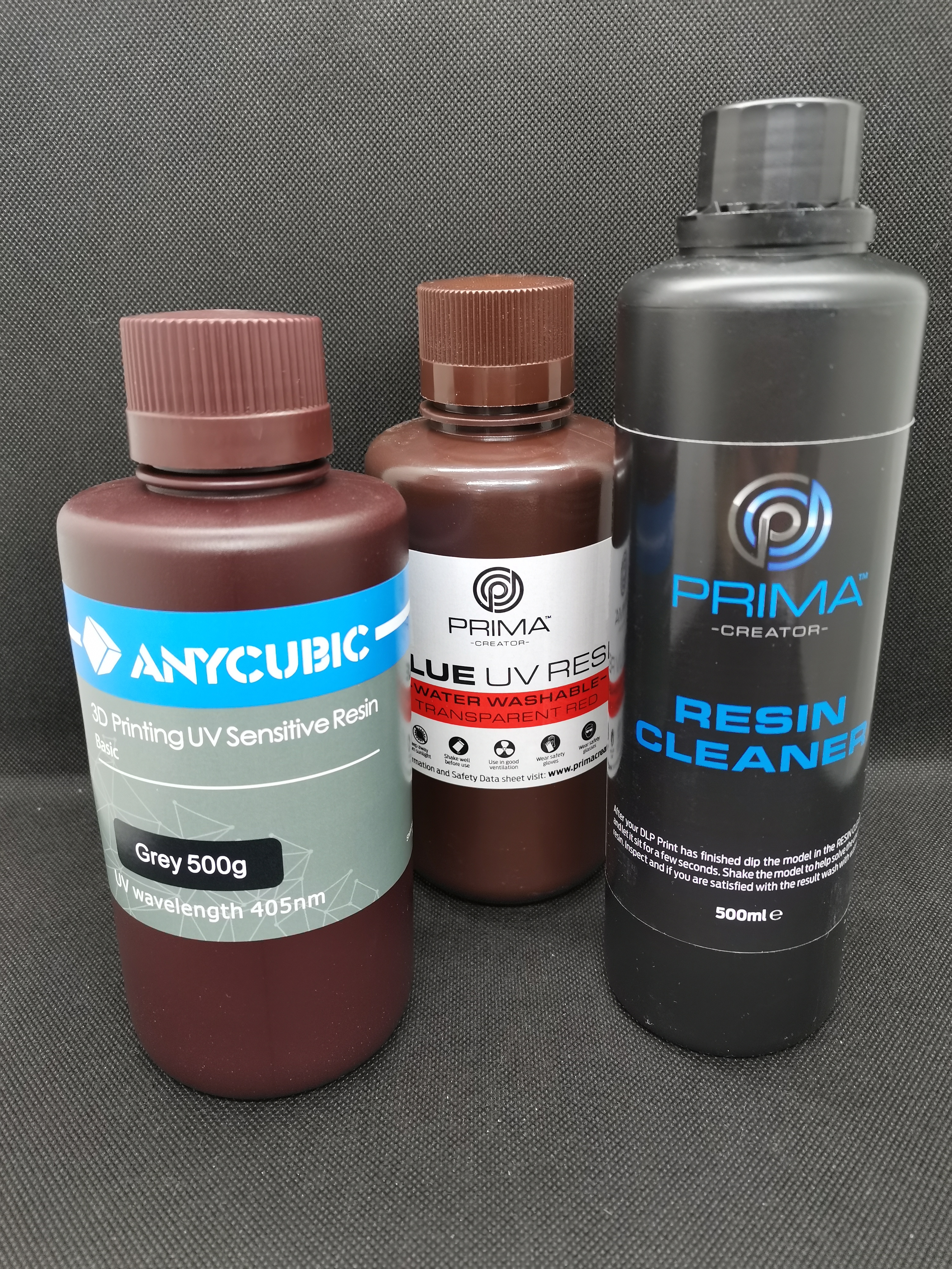 Tre flasker som inneholder resin. Foto.