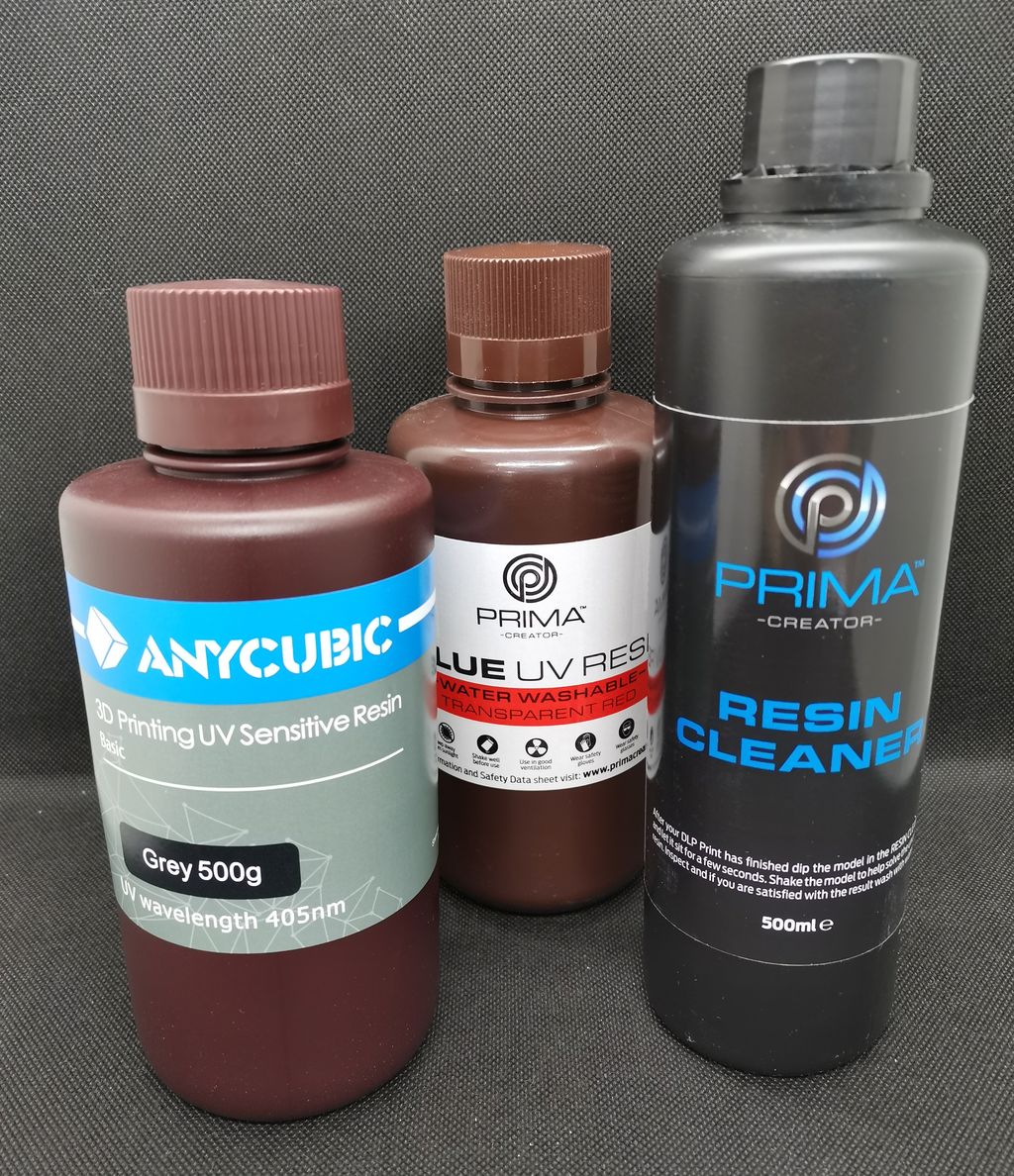 Tre flasker som inneholder resin. Foto.