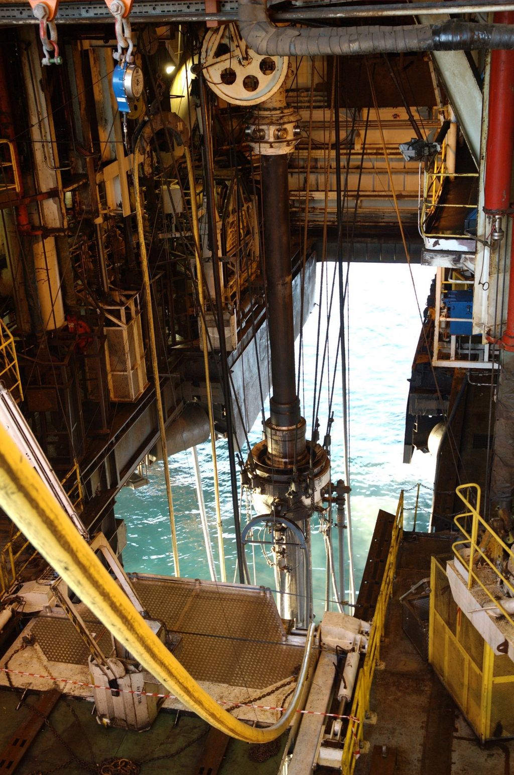 Biletet viser opninga i skroget på ein oljerigg. Opninga blir plassert direkte over brønnen slik at vi kan føre borestrengen ned i brønnen frå boredekket. Foto.