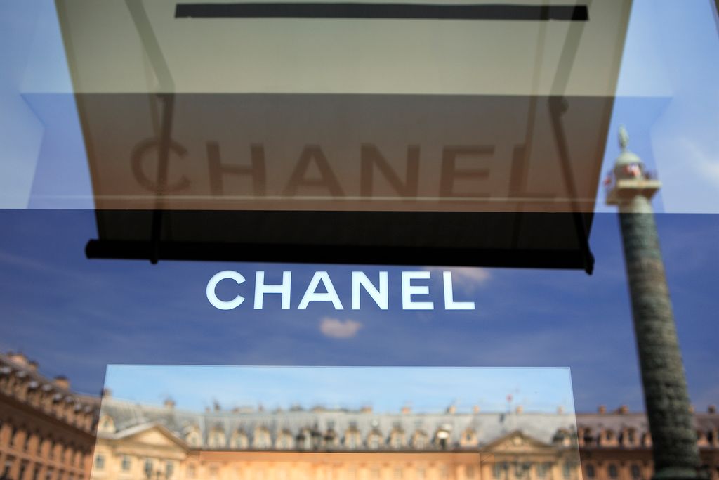 Navnet CHANEL i hvite bokstaver på et vindu. Foto.