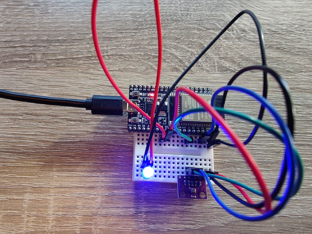 Mikrokontroller og sensor kopla sammen på et koplingsbrett. Også en lysende diode er montert på brettet. Foto