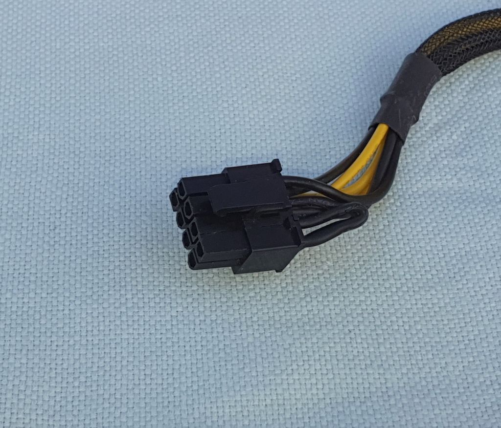 Hannkontakt med to rader med fire pinner i hver rad. Foto.