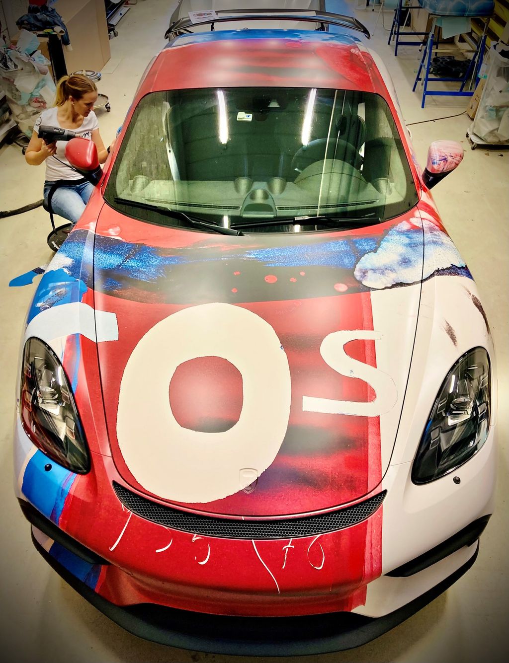 Foto av kvinne som helfolierer en bil med trykk.