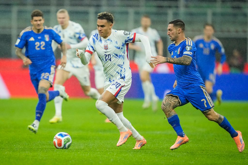 Fotballspillere kjemper om ballen. Foto.