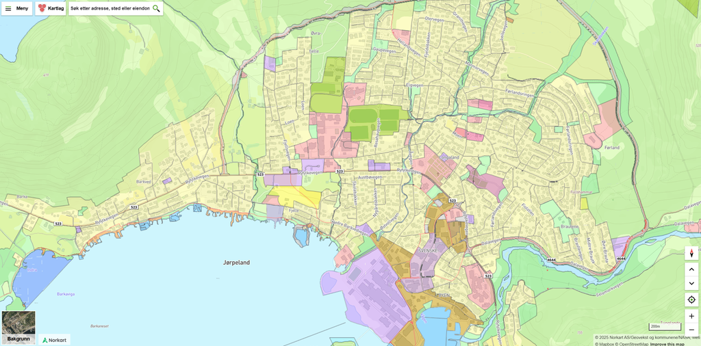 Kart over et tettsted ved vann. Ulike områder har ulike farger. Skjermutklipp.