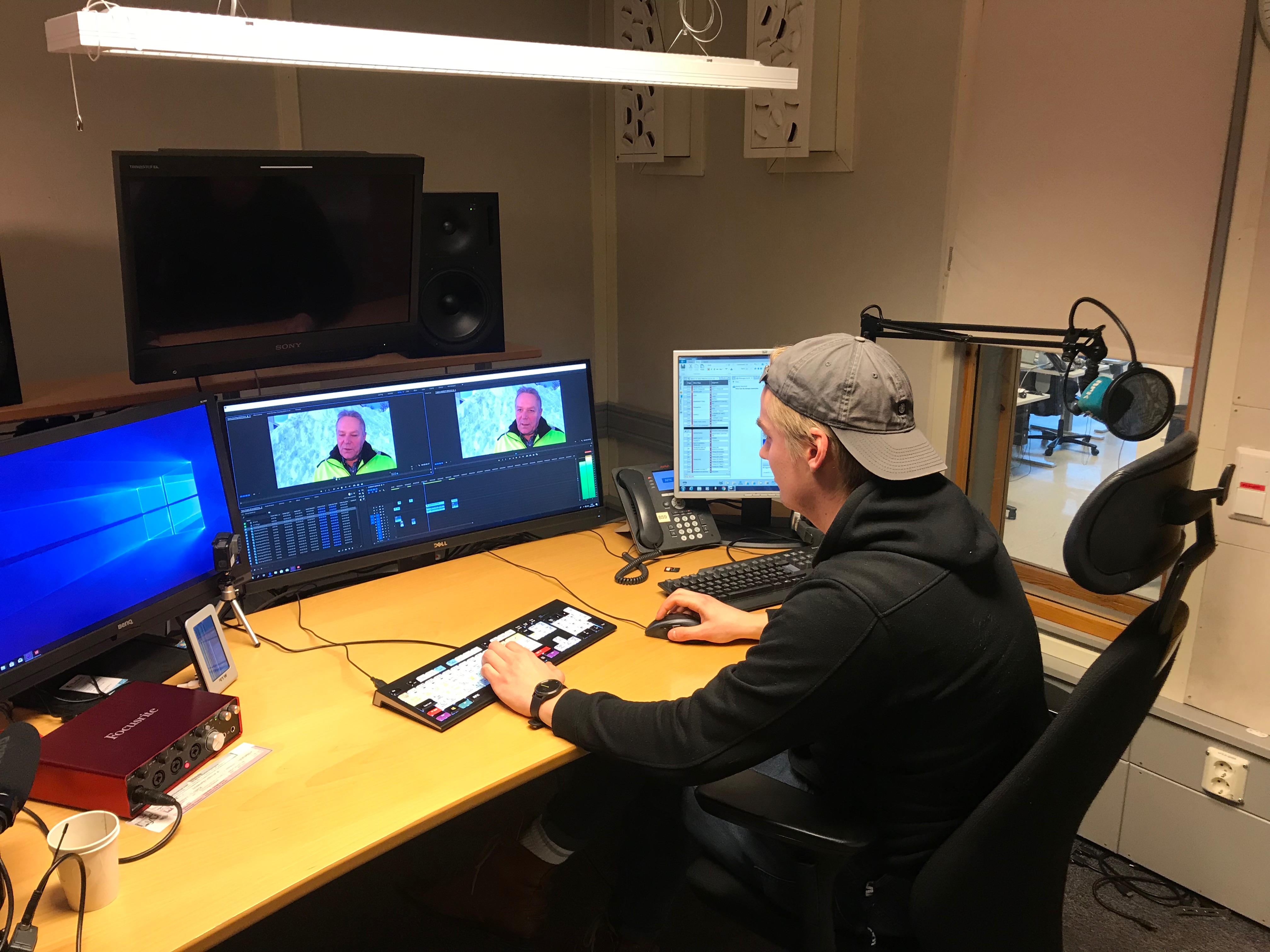 Reporter klipper sammen en nyhetssak i studio. Foto.