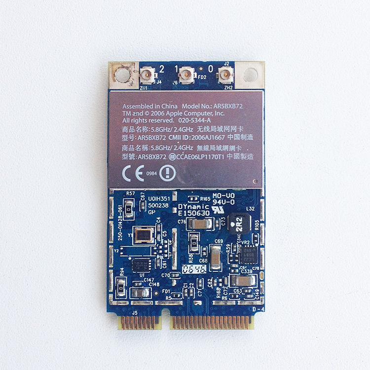 Lite kretskort med deler og en todelt flat kontakt i bunnen. Foto.