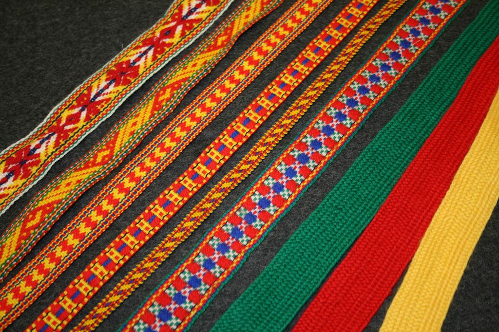 Vovne band i ulike mønster og fargar. Foto.