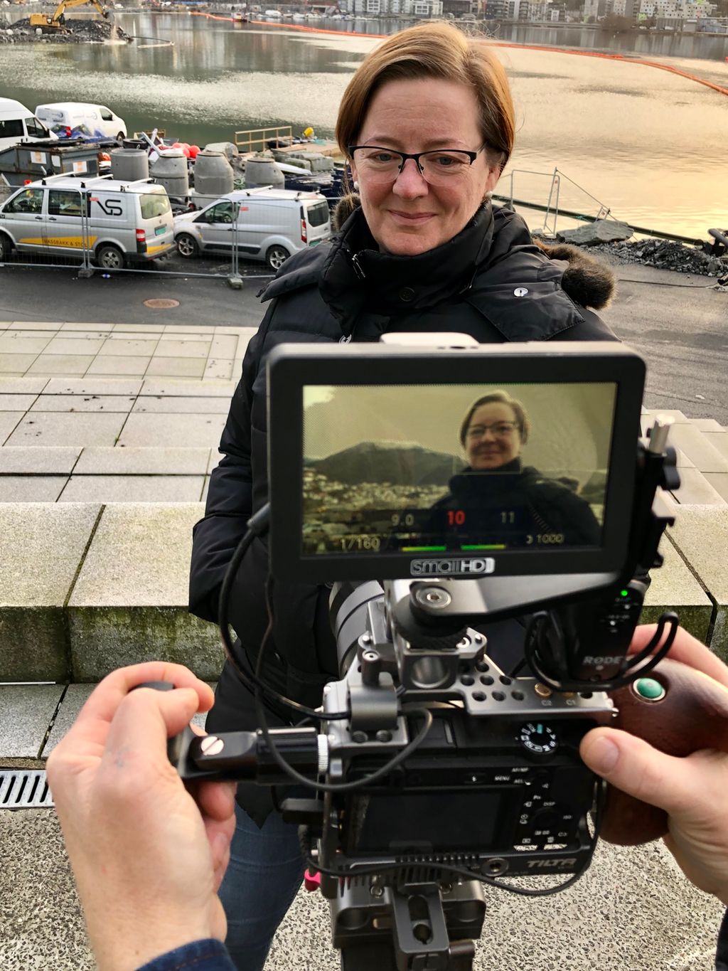 Bilde av Monika Schelander mens hun blir filmet. Foto.