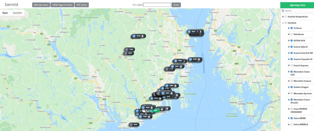 Bildet viser et utsnitt fra et kart som viser hvor bussene er i ruten, og hvilken type buss som kjører.