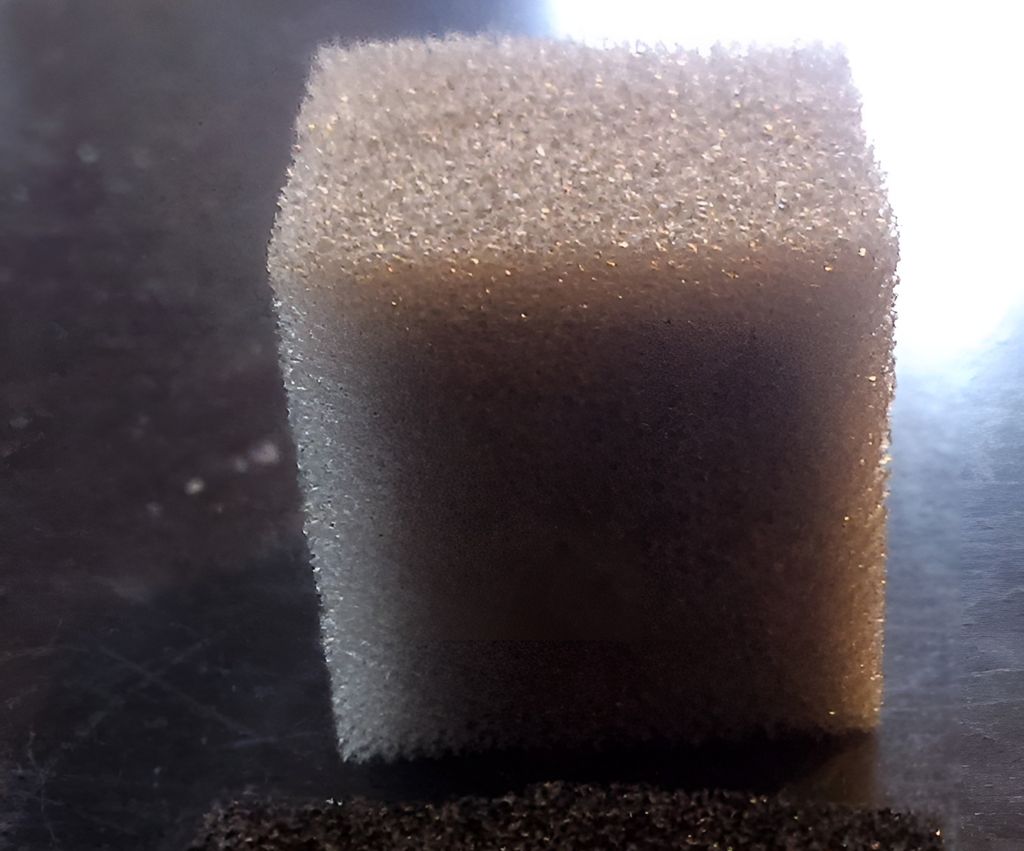 Terning som er kuttet ut av skumplast. Foto.