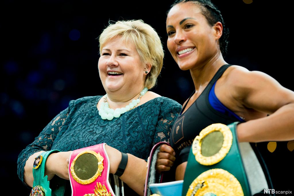 Cecilia Brækhus poserer sammen med Erna Solberg etter å ha vunnet den historiske VM-kampen. Foto.
