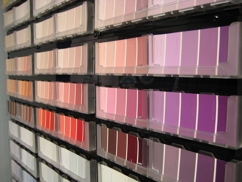 Fargeprøver i rød og lilla-toner. Foto.