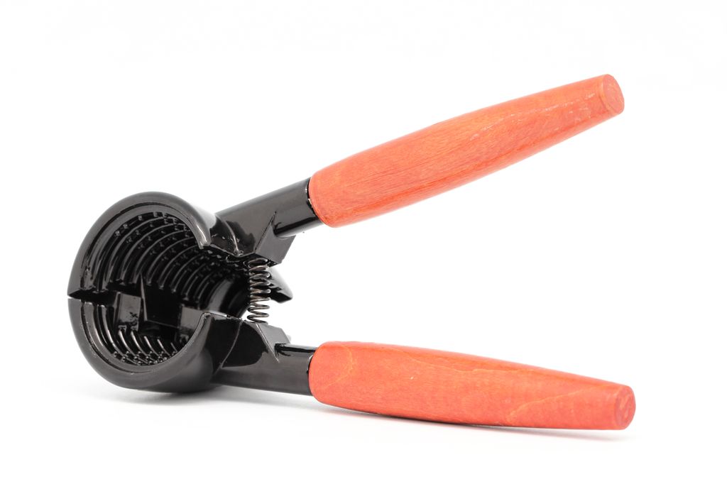 Sakseforma verktøy med et rundt hulrom i kjeften. Foto.