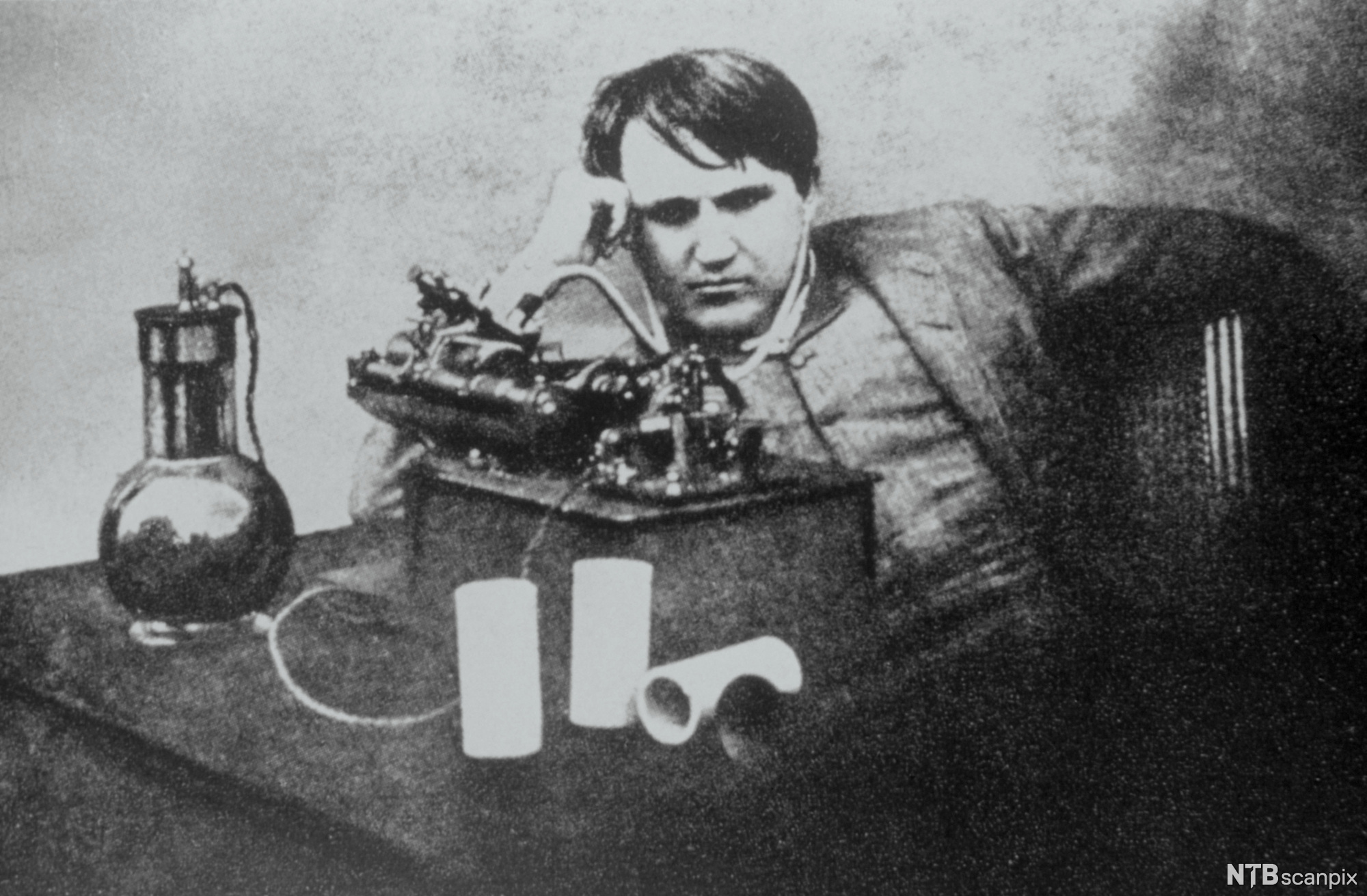 Thomas Edison foran flere av hans oppfinnelser. Foto.