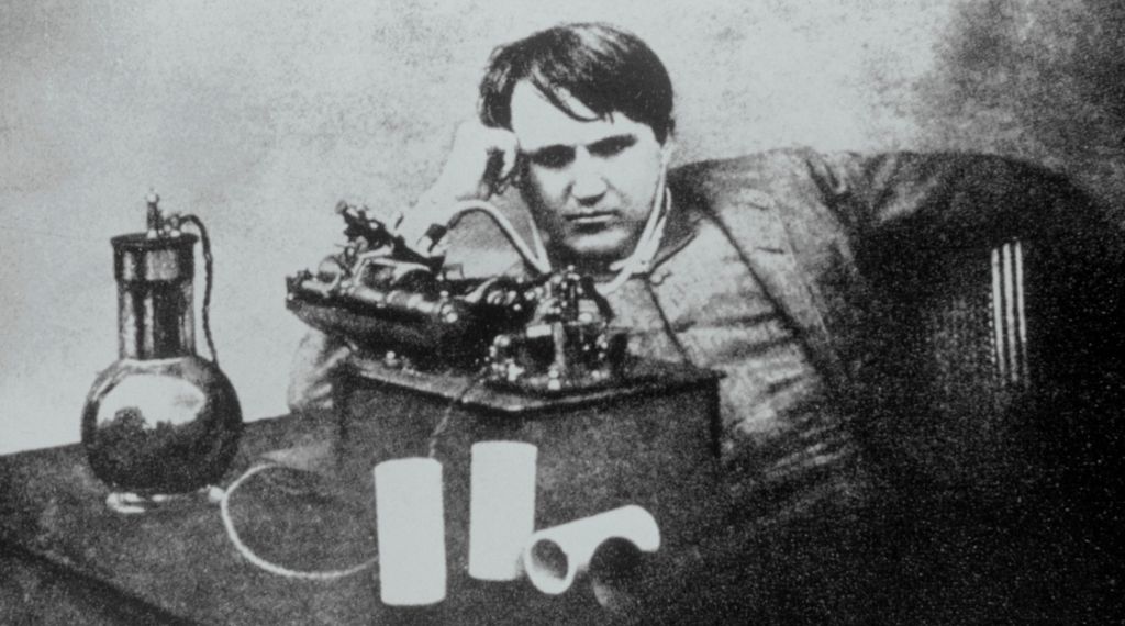 Thomas Edison foran flere av hans oppfinnelser. Foto.