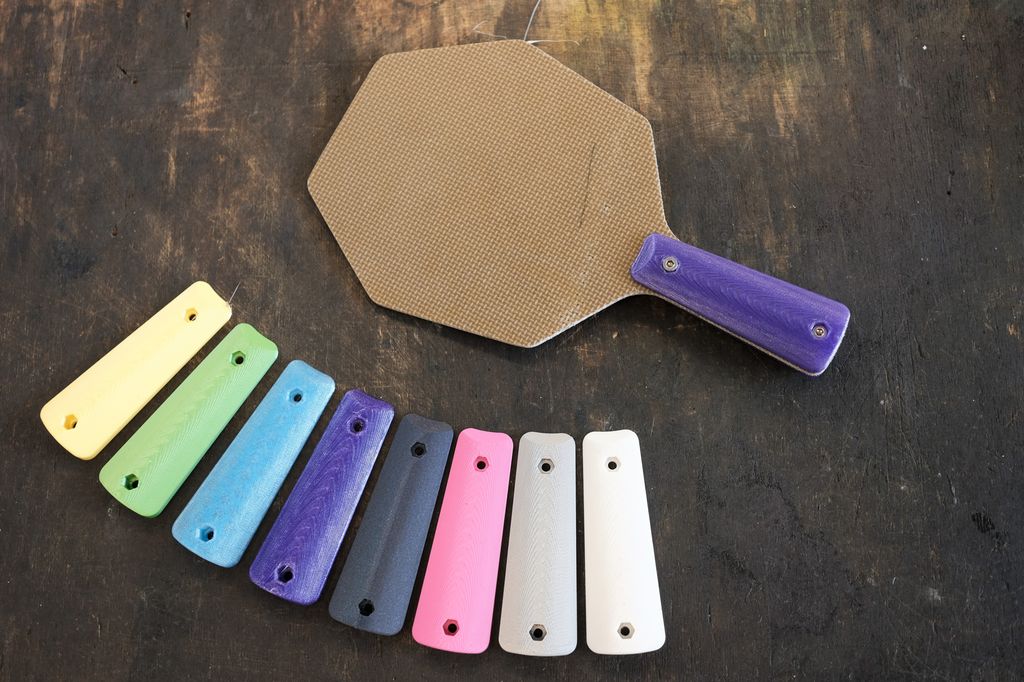 Rekkerthandtak i plast i ulike fargar. Foto.