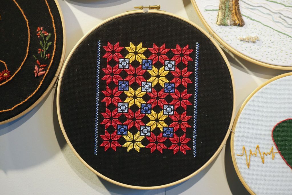 Broderi som er inspirert av et tradisjonell palestinsk mønster i rødt, blått og gult. Foto. 