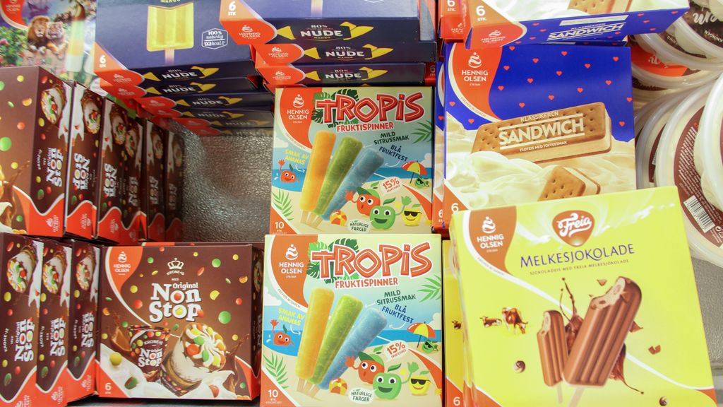 Forskjellige pakkar med småis i frysaren hos Meny Lagunen i Bergen, oktober 2020. Foto. 