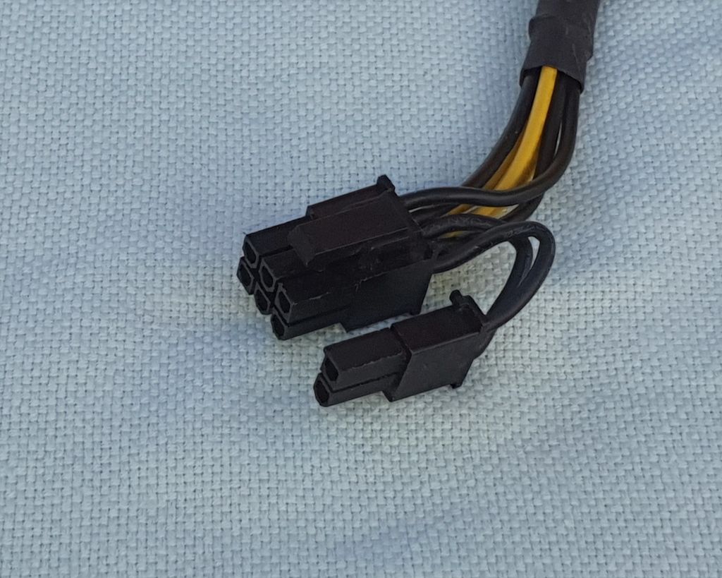 8-pinners PCIe-kontakt der to av pinnene har løsnet og er ved siden av 6-pinnerskontakten. Foto.