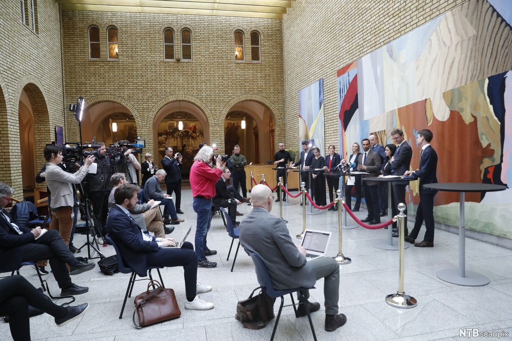 Journalistar og politikarar under ein pressekonferanse i Stortingets vandrehall. Pressa held god avstand mens politikarane presenterer ein krisepakke i samband med koronapandemien. Foto.