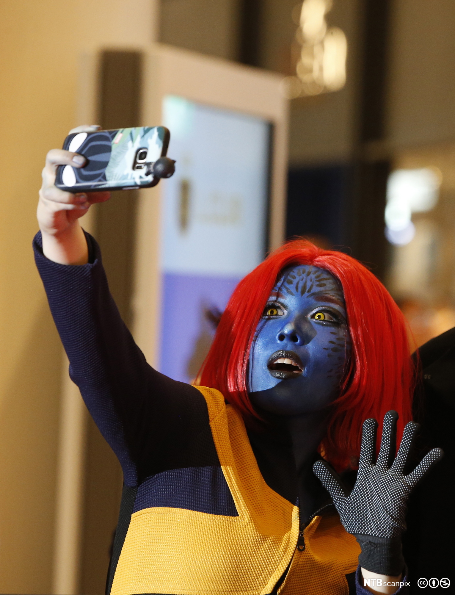 Utkledd kvinne tar selfie. Bilde.